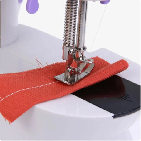 Image of MINIMÁQUINA DE COSER CON TABLERO PÓRTATIL
